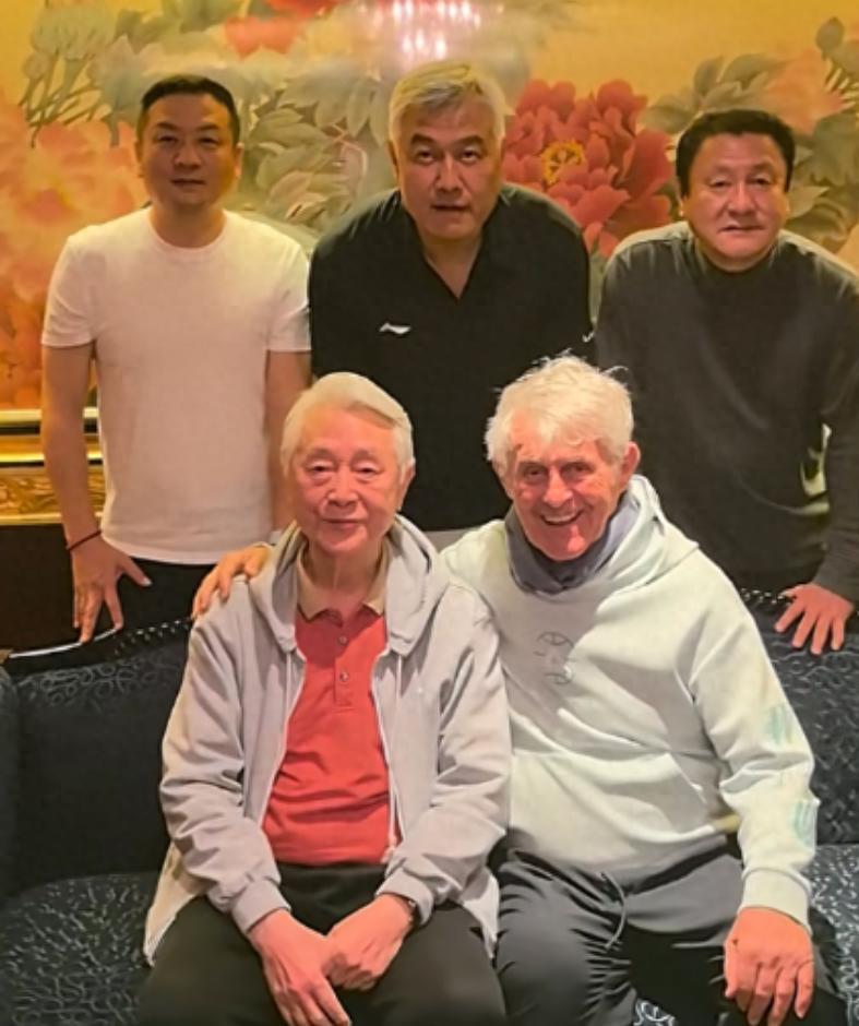 世界杯手机平台-世界杯一代北京相聚，米卢，金志扬满头白发，唯独他杨璞和不显老
